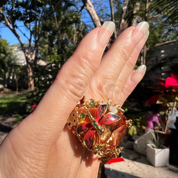 Gorgeous Enameled goldtone flowers n bee butterfly cocktail statement ring - Picture 6 of 12